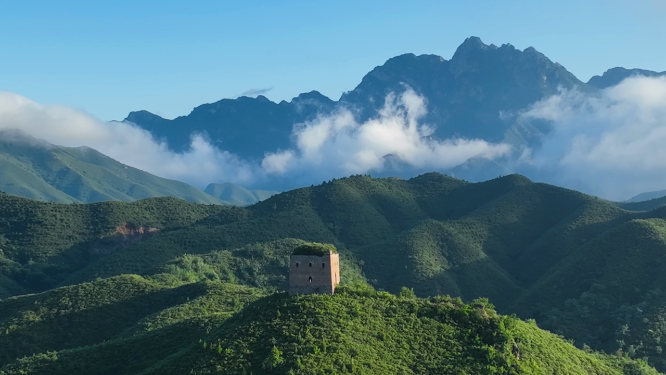 朦胧云雾长城山巅烽火台