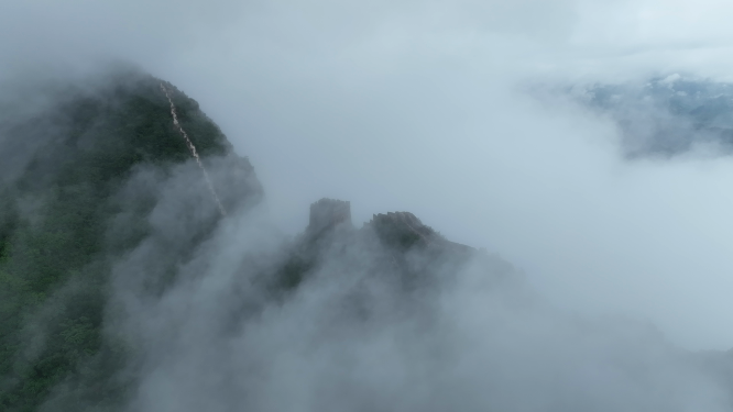 朦胧云雾长城山巅烽火台