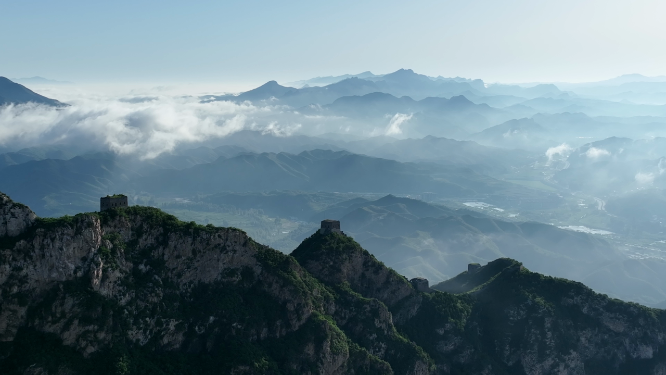 朦胧云雾山巅长城烽火台