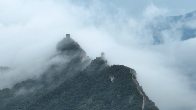 朦胧云雾长城山巅烽火台