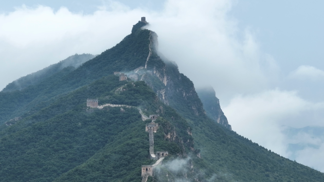 云雾缭绕长城俯视航拍