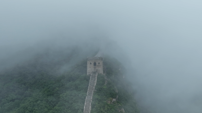 云雾笼罩蜿蜒长城航拍
