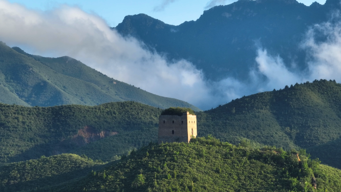 朦胧云雾长城山巅烽火台