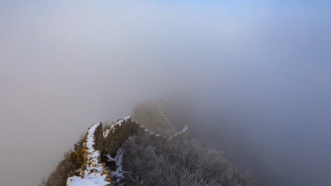 冬季朦胧长城云雾航拍