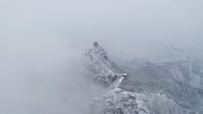 长城冬日雪景云雾缭绕