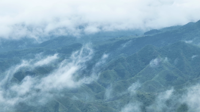 碧空云海中的长城盘卧众山剪影