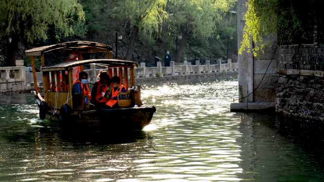 北京古水公园湖上船只
