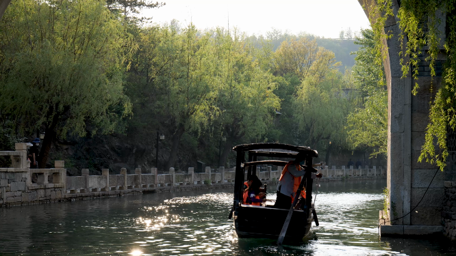 北京古水公园湖上船只