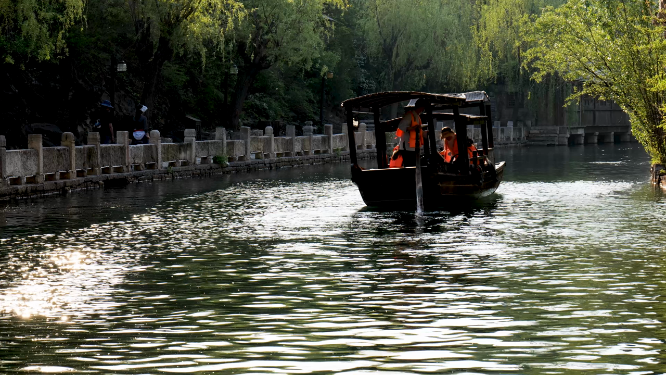 北京古水公园湖上船只
