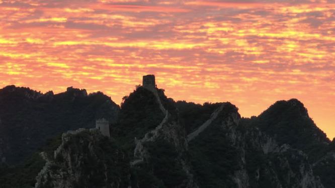 唯美的晚霞天空山峦长城