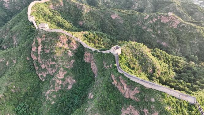 航拍巍峨长城山川脉络