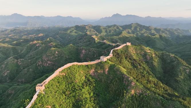 航拍巍峨长城山川脉络