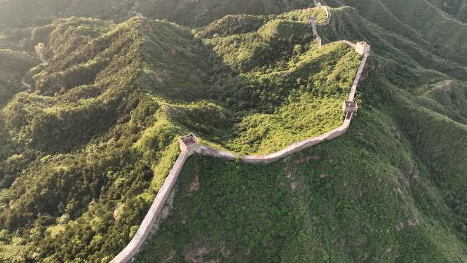 航拍巍峨长城山川脉络