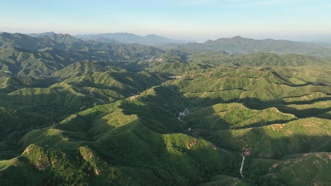 航拍巍峨长城山川脉络