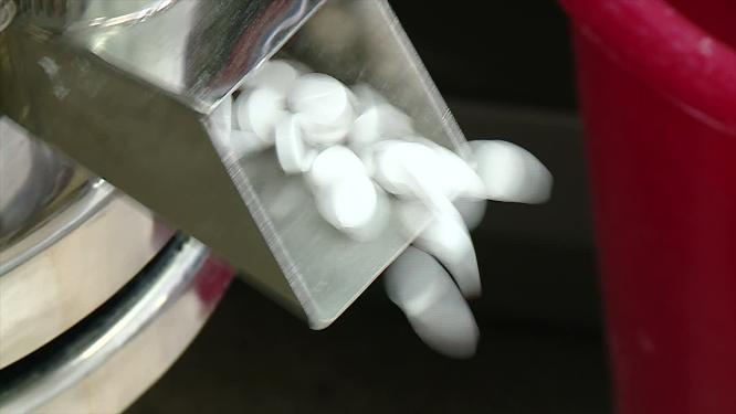 药物生产制药工厂药片生产流水线