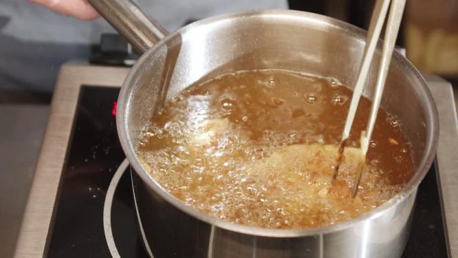 油炸烹饪沸腾的油锅