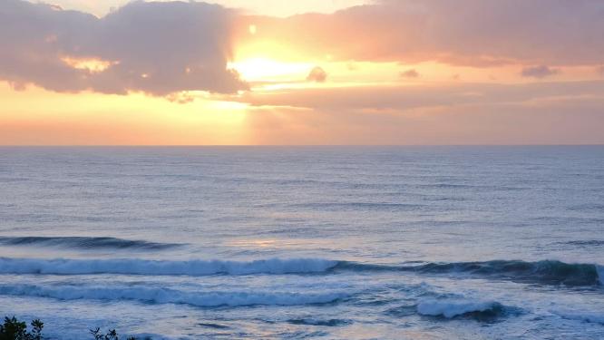 夕阳下的海