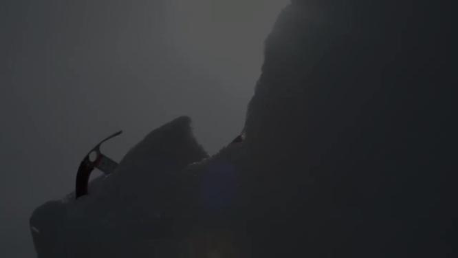 徒步穿越雪山爬雪山登山极限运动不惧风雪