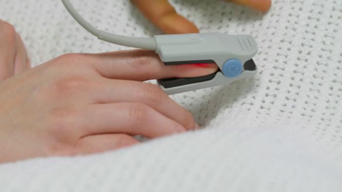 使用脉搏血氧计对住院患者手部进行特写