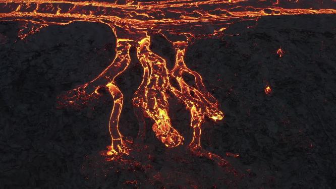 火山口流淌出的岩浆