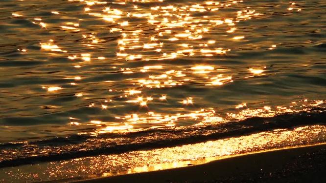 夕阳下的金色海滩