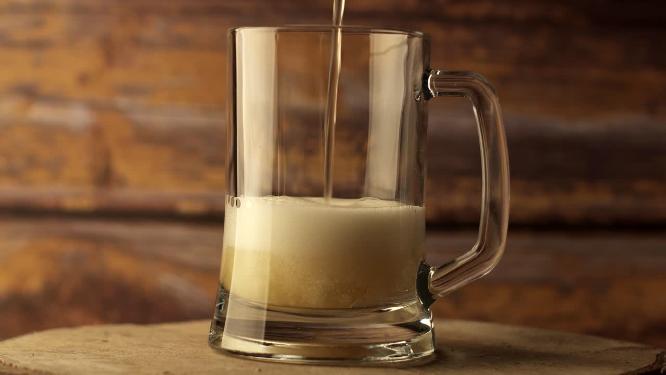 将啤酒倒入玻璃杯