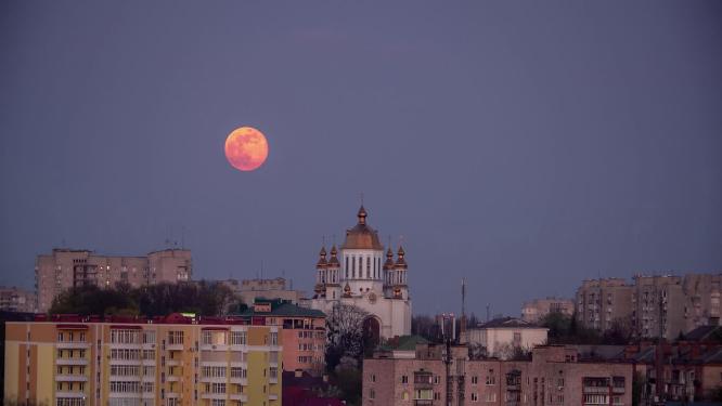 城市月升月亮升起