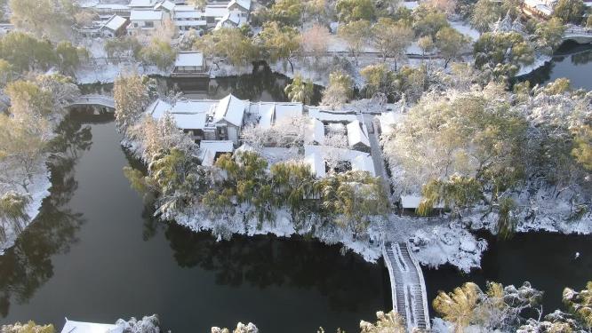 旅游景区山东济南大明湖5A冬天雪景
