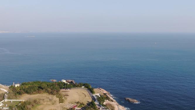 航拍海边礁石岛屿海浪浪花