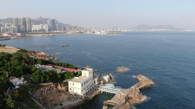 航拍海边礁石岛屿海浪浪花