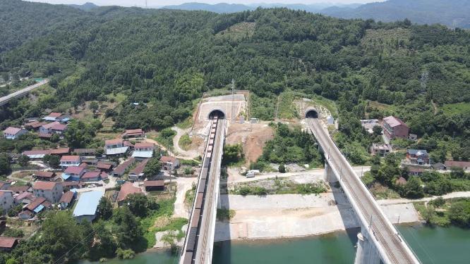 航拍交通火车过隧道