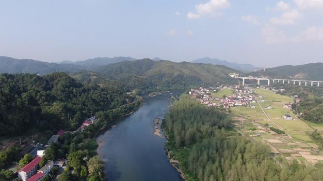 航拍依山傍水美丽乡村