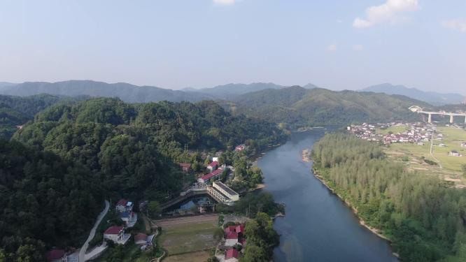 航拍依山傍水美丽乡村