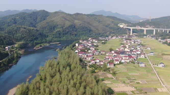 航拍依山傍水美丽乡村