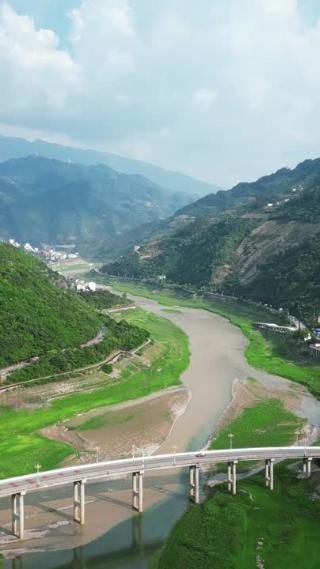 航拍山谷高速公路高架桥