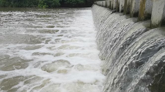 实拍瀑布流水