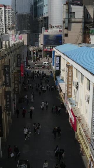 广西南宁新宁路步行街竖屏航拍