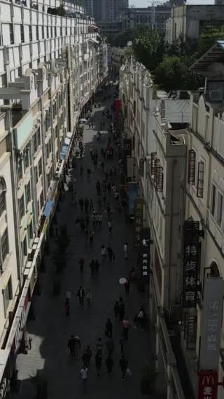 广西南宁新宁路步行街竖屏航拍