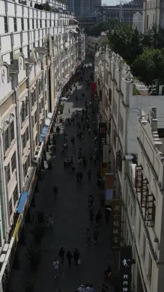广西南宁新宁路步行街竖屏航拍