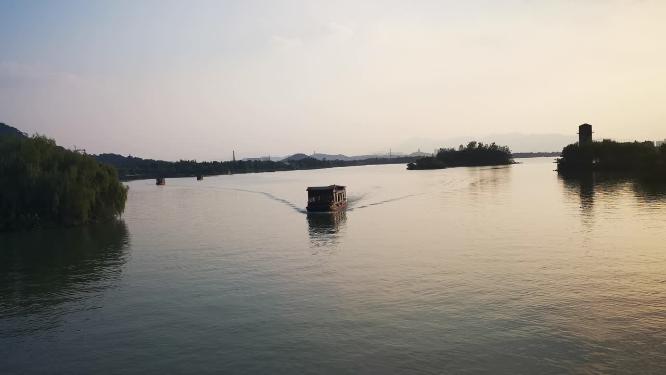 夕阳下湖中游船