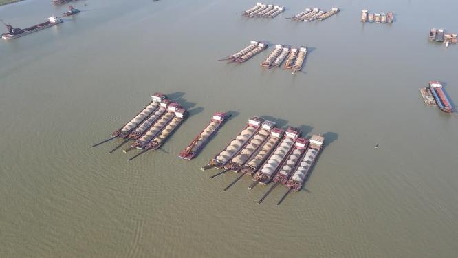 湖南岳阳洞庭湖停靠运沙船只航拍