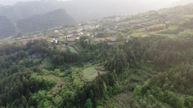 航拍山中梯田乡村