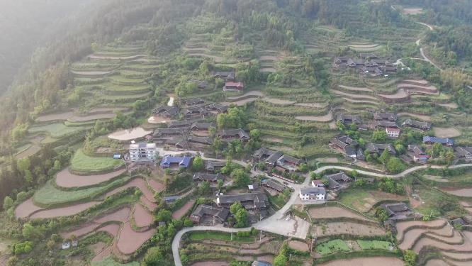 航拍山中梯田乡村