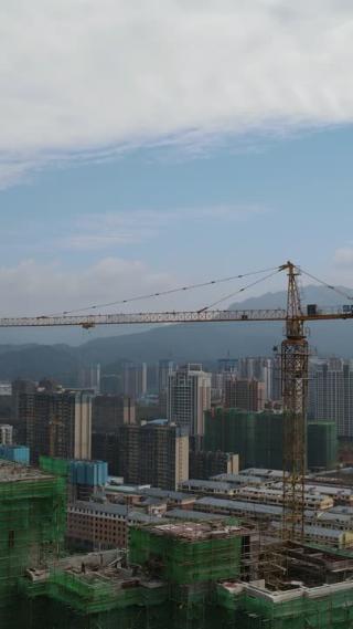 航拍房地产施工吊塔