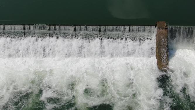 航拍沱江瀑布流水