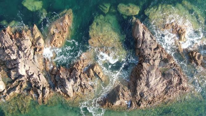 俯拍大海海浪拍打礁石