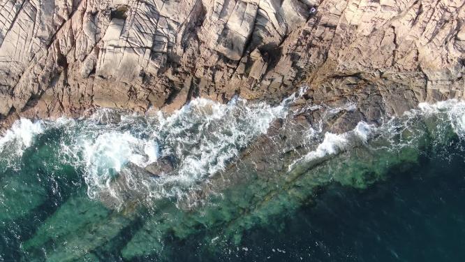 俯拍大海海浪拍打礁石