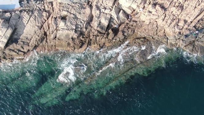 俯拍大海海浪拍打礁石