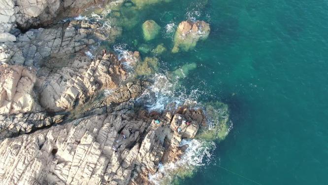 俯拍大海海浪拍打礁石