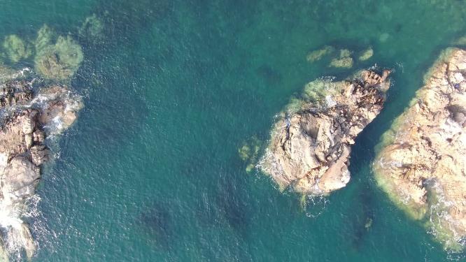 俯拍大海海浪拍打礁石